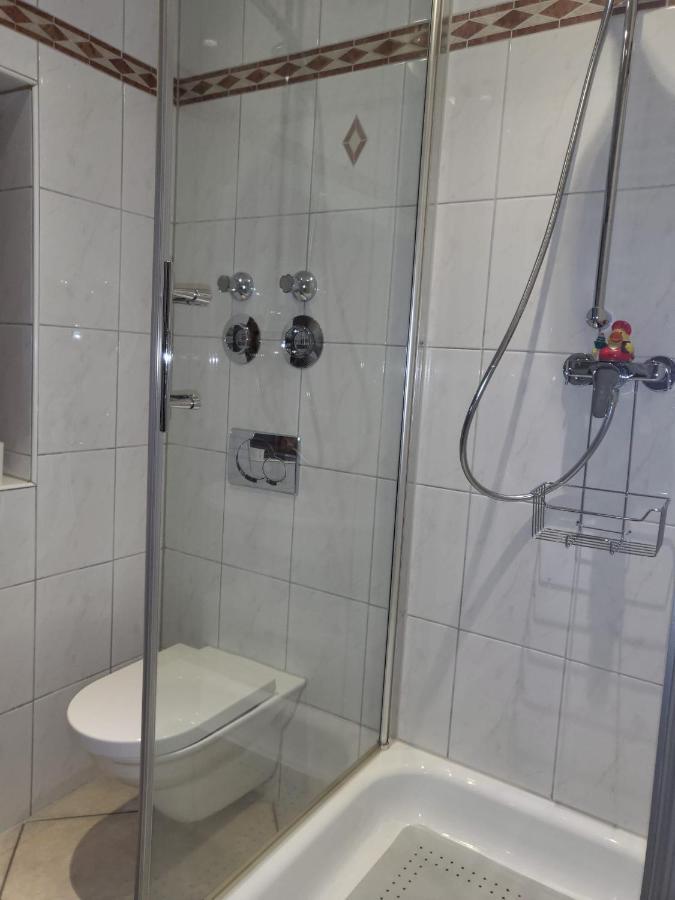 Tritt Ein Bring Glueck Herein - Exquisite 75 Qm - Messenaehe - Parkplatz - Flughafennaehe Дюссельдорф Экстерьер фото