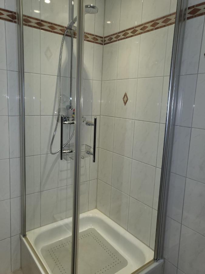 Tritt Ein Bring Glueck Herein - Exquisite 75 Qm - Messenaehe - Parkplatz - Flughafennaehe Дюссельдорф Экстерьер фото